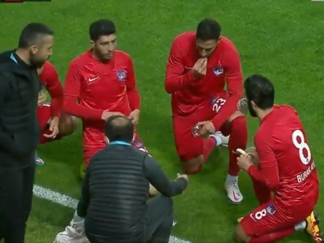 ترکش فٹبالرز کی میچ کے دوران روزہ کھولنے کی ویڈیو وائرل
