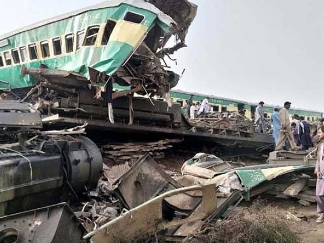 گھوٹکی کے قریب 2 مسافر ٹرینوں میں تصادم سے 36 افراد جاں بحق، درجنوں زخمی