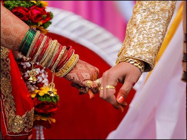 دولہا بغیر چشمے کے اخبار پڑھنے میں ناکام، دلہن کا شادی سے انکار