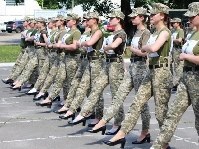 یوکرائن میں خاتون فوجی اہلکاروں کی اونچی ایڑھی کی سینڈل پہن کر پریڈ