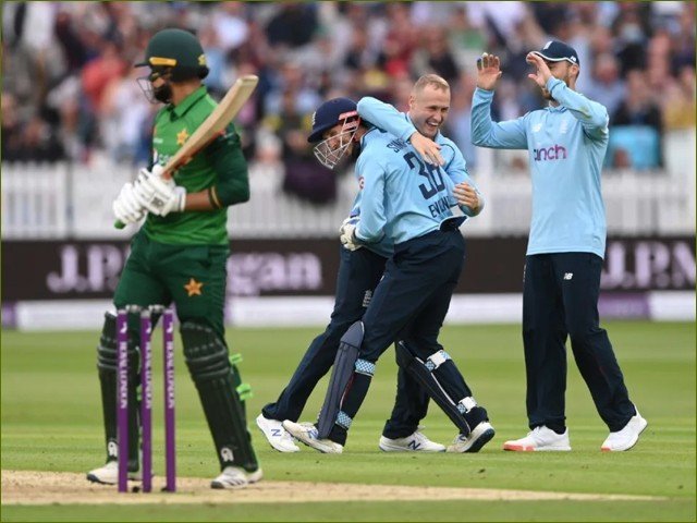 دوسرا ون ڈے؛ انگلینڈ نے پاکستان کو شکست دے کر سیریز جیت لی