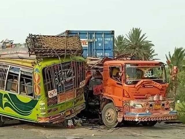ڈیرہ غازی خان کے قریب بس اور ٹرالر میں تصادم سے 34 افراد جاں بحق