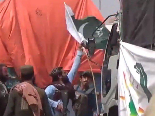 پاکستانی پرچم اتارنے والا طالب گرفتار، واقعے پر معذرت خواہ ہیں، ذبیح اللہ مجاہد