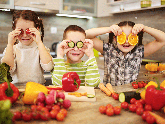 بچوں کو پھل اور سبزیاں کھلائیں، ان کا دماغ مضبوط بنائیں