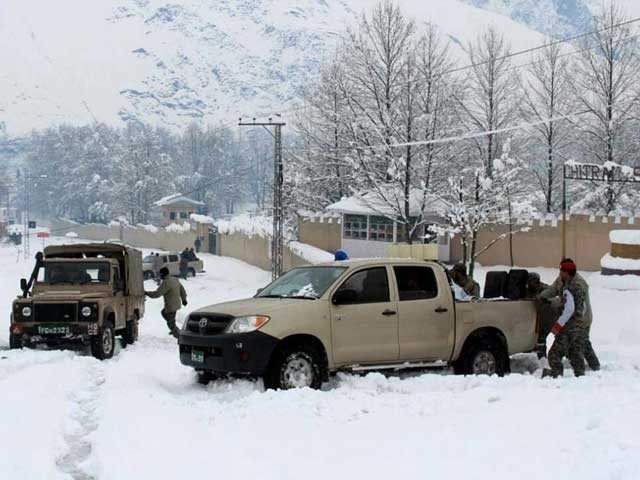مری میں برفباری میں پھنسے 19 سیاح جاں بحق، فوج طلب