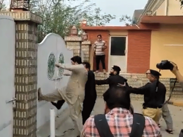 پی ٹی آئی کے کارکنوں کا سندھ ہاؤس اسلام آباد پر دھاوا، دروازہ توڑ دیا